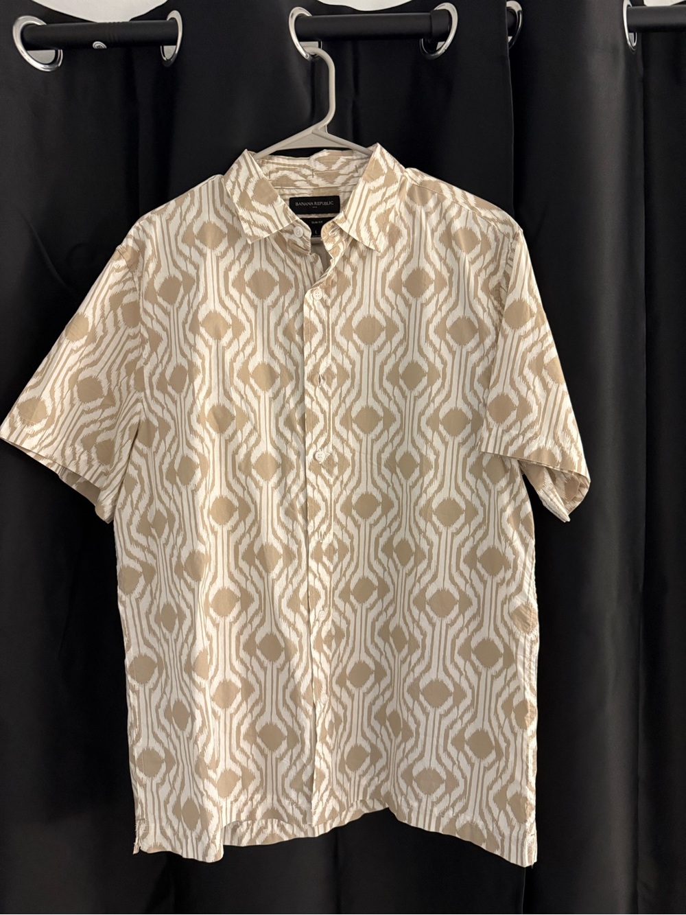 Banana Republic Beige & White Geometric Short-Sleeve Button-Down Shirt